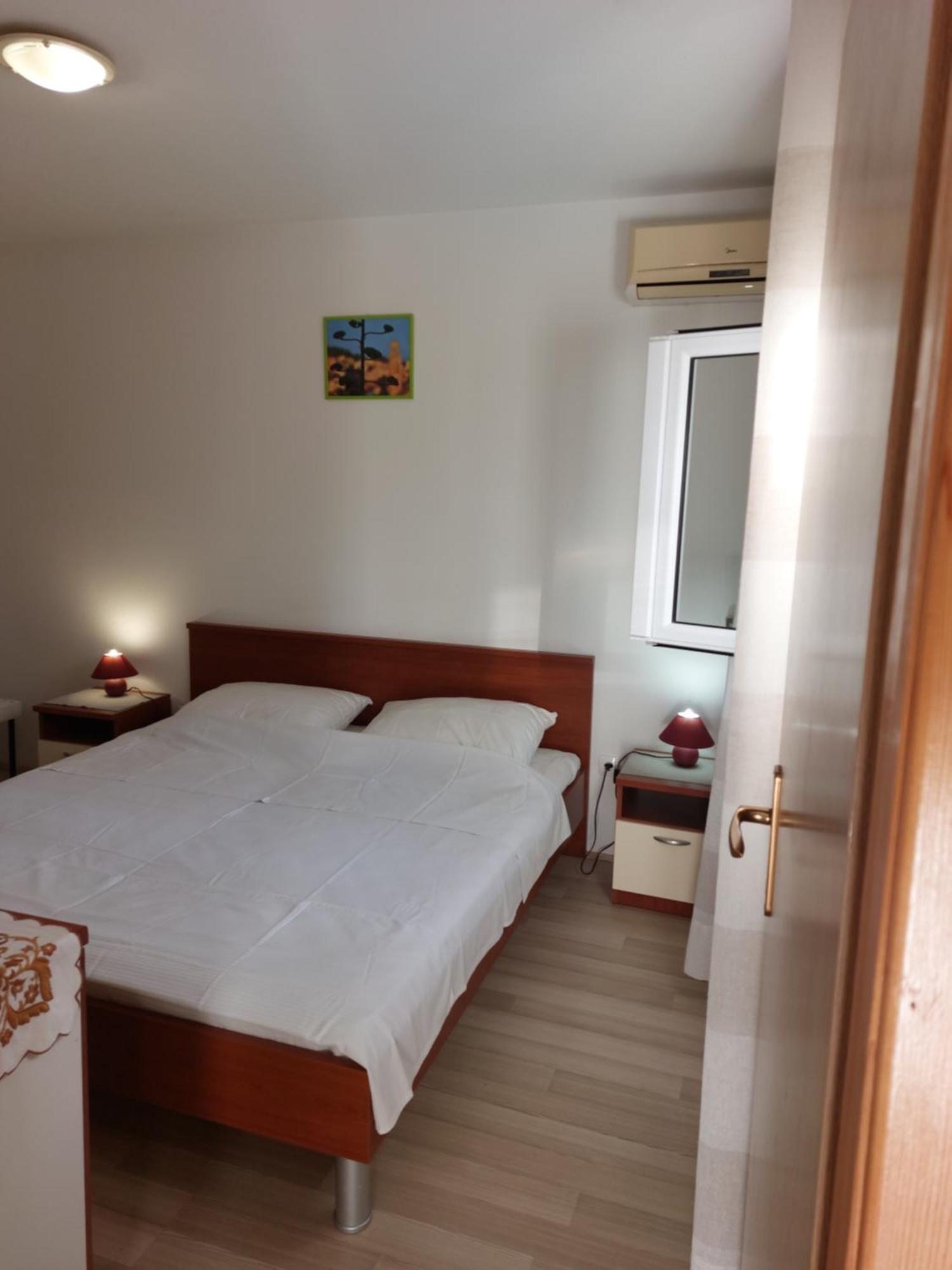 Apartments Dora ฮวาร์ ภายนอก รูปภาพ